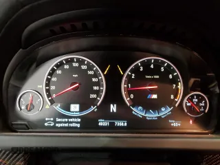 2016 BMW M6 z VIN WBS6E9C53GGF92658, wystawiony jako Copart lot #79003953 z przebiegiem 49 231 mil mil oraz . Historia ofert i sprzedaży dostępna na DreamBid. Obrazek 9.