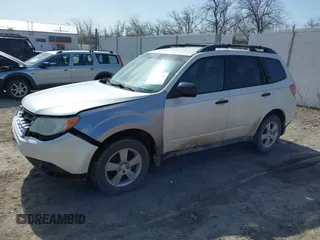 2011 Subaru Forester X z VIN JF2SHABCXBH775202, wystawiony jako IAAI lot #41982420 z przebiegiem 130 053 mil mil oraz . Historia ofert i sprzedaży dostępna na DreamBid. Obrazek 2.