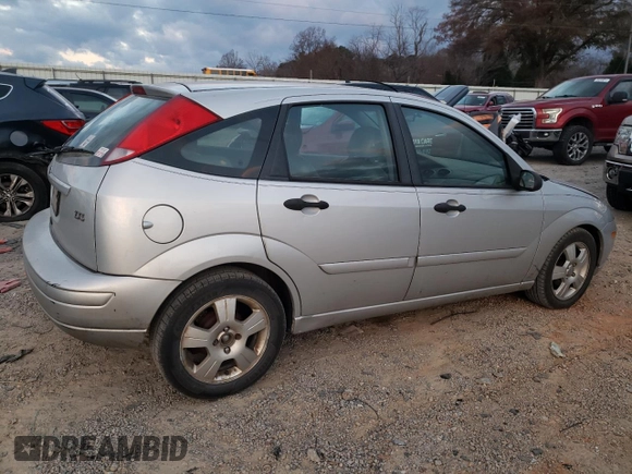 2004 Ford Focus with VIN 3FAFP37Z94R105076, listed as a Copart auction lot 82924224 with 218,253 mi miles and Clean title. Bid and sale history available at DreamBid. Image 3.