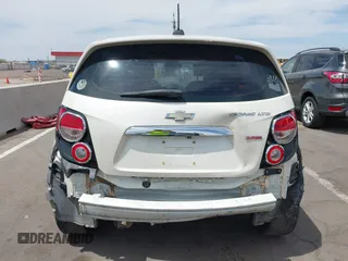 2015 Chevrolet Sonic LTZ z VIN 1G1JE6SB1F4164892, wystawiony jako IAAI lot #42359377 z przebiegiem 104 248 mil mil oraz . Historia ofert i sprzedaży dostępna na DreamBid. Obrazek 6.