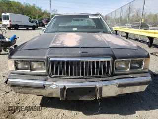 1988 Mercury Grand Marquis GS z VIN 2MEBM74F3JX707373, wystawiony jako Copart lot #53880905 z przebiegiem 5540 mil mil oraz Tytuł czysty. Historia ofert i sprzedaży dostępna na DreamBid. Obrazek 5.