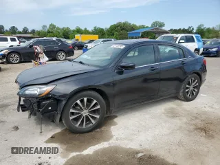 2014 Chrysler 200 Touring z VIN 1C3CCBBB2EN137261, wystawiony jako Copart lot #53148295 z przebiegiem 179 946 mil mil oraz Szkoda całkowita • Salvage title. Historia ofert i sprzedaży dostępna na DreamBid. Obrazek 1.