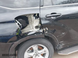2021 Toyota Highlander L with VIN 5TDBZRBH7MS134660, listed as a IAAI auction lot 41682934 with 121,201 mi miles. Bid and sale history available at carsss.com. Image 6.