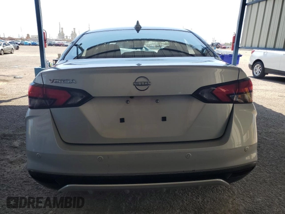 2025 Nissan Versa SV z VIN 3N1CN8EV8SL835919, wystawiony jako Copart lot #60416195 z przebiegiem 6 754 mil mil oraz Czysty tytuł • Clean title. Historia ofert i sprzedaży dostępna na DreamBid. Obrazek 6.