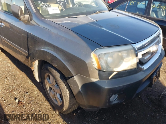 2009 Honda Pilot EX with VIN 5FNYF48489B004599, listed as a IAAI auction lot 42142115 with 999,999 mi miles. Bid and sale history available at carsss.com. Image 6.