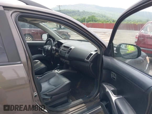 2010 Mitsubishi Outlander XLS z VIN JA4JT4AX6AZ003099, wystawiony jako IAAI lot #42458993 z przebiegiem 218 614 mil mil oraz . Historia ofert i sprzedaży dostępna na DreamBid. Obrazek 5.