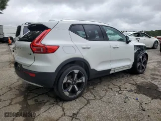 2020 Volvo XC40 Momentum with VIN YV4162UK0L2324064, listed as a Copart auction lot 63430203 with 13,931 mi miles. Bid and sale history available at carsss.com. Image 3.