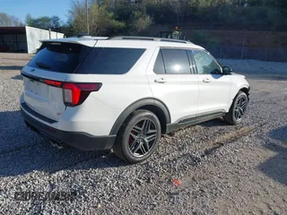 2025 Ford Explorer ST z VIN 1FMWK8GC9SGA40313, wystawiony jako IAAI lot #41931242 z przebiegiem 9 279 mil mil oraz . Historia ofert i sprzedaży dostępna na DreamBid. Obrazek 4.
