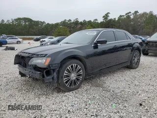 2013 Chrysler 300 S z VIN 2C3CCAGT4DH733314, wystawiony jako Copart lot #86859984 z przebiegiem 107 800 mil mil oraz Szkoda całkowita • Salvage title. Historia ofert i sprzedaży dostępna na DreamBid. Obrazek 1.