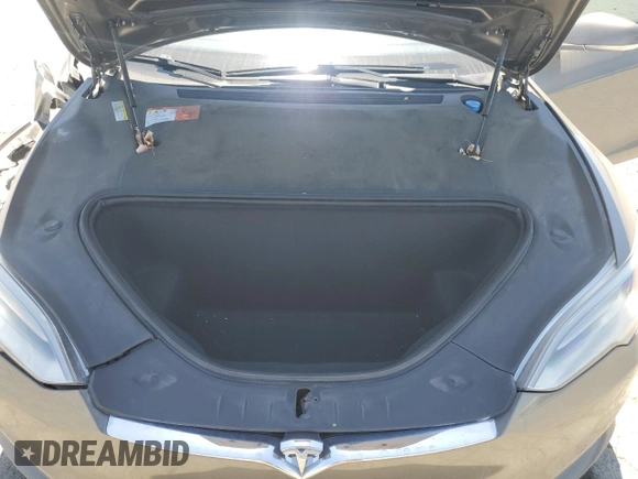 2016 Tesla Model S 90D z VIN 5YJSA1E20GF153799, wystawiony jako Copart lot #56104665 z przebiegiem 115 674 mil mil oraz Szkoda całkowita • Salvage title. Historia ofert i sprzedaży dostępna na DreamBid. Obrazek 11.