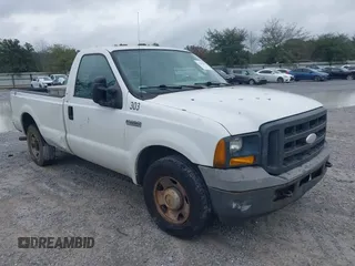 2005 Ford F-250 XL z VIN 1FTNF20505EC19529, wystawiony jako IAAI lot #41594840 z przebiegiem 144 074 mil mil oraz . Historia ofert i sprzedaży dostępna na DreamBid. Obrazek 1.