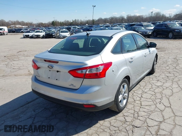 2013 Ford Focus SE z VIN 1FADP3F23DL306241, wystawiony jako IAAI lot #41980497 z przebiegiem 63 313 mil mil oraz . Historia ofert i sprzedaży dostępna na DreamBid. Obrazek 4.