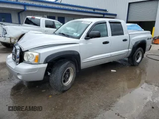 2005 Dodge Dakota Laramie z VIN 1D7HW58N95S200293, wystawiony jako Copart lot #56053075 z przebiegiem 104 769 mil mil oraz Szkody całkowita. Historia ofert i sprzedaży dostępna na DreamBid. Obrazek 1.