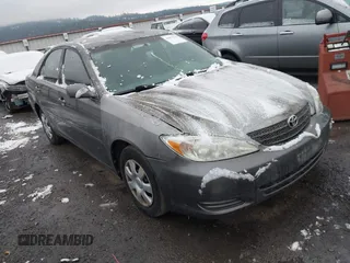 2004 Toyota Camry LE z VIN 4T1BE32K64U896809, wystawiony jako IAAI lot #41075176 z przebiegiem 223 763 mil mil oraz . Historia ofert i sprzedaży dostępna na DreamBid. Obrazek 1.