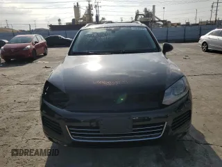 2012 Volkswagen Touareg Sport z VIN WVGEF9BP8CD008746, wystawiony jako Copart lot #45638945 z przebiegiem 138 945 mil mil oraz Szkoda całkowita • Salvage title. Historia ofert i sprzedaży dostępna na DreamBid. Obrazek 5.