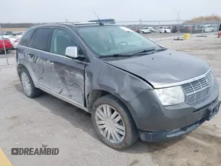 2010 Lincoln MKX z VIN 2LMDJ8JC7ABJ34770, wystawiony jako IAAI lot #41987851 z przebiegiem 142 986 mil mil oraz . Historia ofert i sprzedaży dostępna na DreamBid. Obrazek 1.