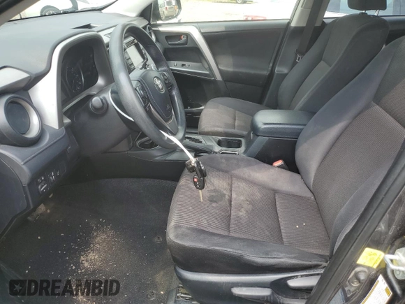 2017 Toyota RAV4 LE z VIN JTMBFREV3HJ118680, wystawiony jako Copart lot #60592805 z przebiegiem 213 787 mil mil oraz Szkoda całkowita • Salvage title. Historia ofert i sprzedaży dostępna na DreamBid. Obrazek 7.