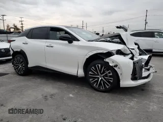 2023 Lexus RZ 450e Premium z VIN JTJAAAAB5PA009849, wystawiony jako Copart lot #81161103 z przebiegiem 4056 mil mil oraz . Historia ofert i sprzedaży dostępna na DreamBid. Obrazek 4.