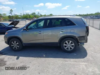 2012 Kia Sorento LX z VIN 5XYKT3A6XCG199254, wystawiony jako IAAI lot #42199700 z przebiegiem 257 644 mil mil oraz . Historia ofert i sprzedaży dostępna na DreamBid. Obrazek 15.