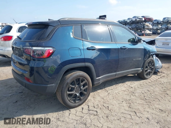 2024 Jeep Compass Latitude z VIN 3C4NJDBN7RT162744, wystawiony jako IAAI lot #42222143 z przebiegiem 8 657 mil mil oraz . Historia ofert i sprzedaży dostępna na DreamBid. Obrazek 4.