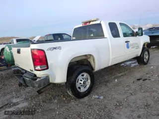 2011 GMC Sierra 2500HD SLE with VIN 1GT220CG5BZ389552, listed as a Copart auction lot 85121284 with 345,909 mi miles and Salvage Title. Bid and sale history available at carsss.com. Image 3.