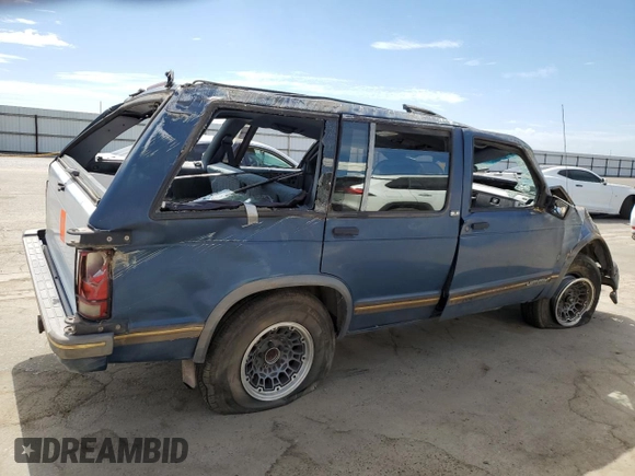 1994 GMC Jimmy SL z VIN 1GKCS13WXR0532905, wystawiony jako Copart lot #60670404 z przebiegiem 116 002 mil mil oraz Nie do naprawy. Historia ofert i sprzedaży dostępna na DreamBid. Obrazek 3.