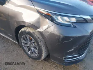 2021 Toyota Sienna XLE with VIN 5TDJRKEC2MS044996, listed as a IAAI auction lot 41116011 with 29,824 mi miles. Bid and sale history available at carsss.com. Image 6.