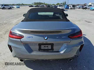 2025 BMW Z4 sDrive30i z VIN WBAHF3C08SWY40779, wystawiony jako Copart lot #56997015 z przebiegiem 18 324 mil mil oraz Tytuł czysty. Historia ofert i sprzedaży dostępna na DreamBid. Obrazek 6.