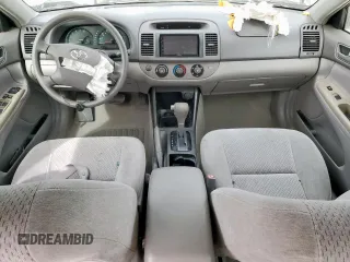 2003 Toyota Camry LE z VIN 4T1BF32K13U554339, wystawiony jako Copart lot #55972595 z przebiegiem 69 549 mil mil oraz Szkoda całkowita • Salvage title. Historia ofert i sprzedaży dostępna na DreamBid. Obrazek 8.