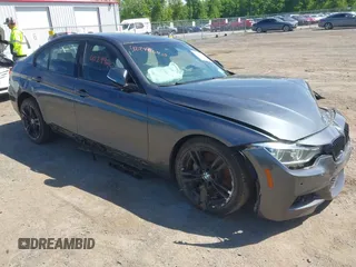 2017 BMW 3 Series 330i xDrive z VIN WBA8D9C33HA004810, wystawiony jako IAAI lot #42299640 z przebiegiem 99 641 mil mil oraz . Historia ofert i sprzedaży dostępna na DreamBid. Obrazek 1.