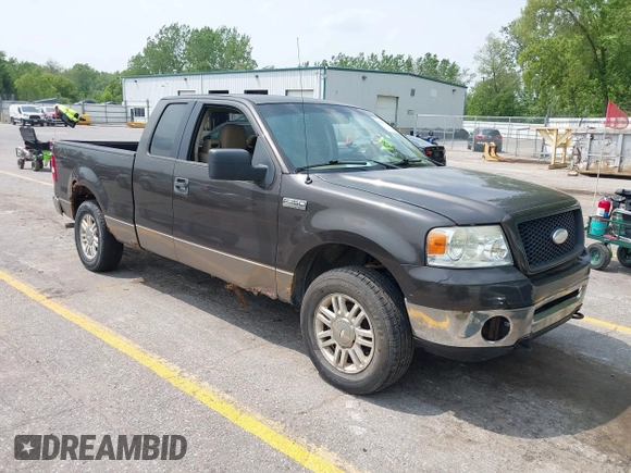 2006 Ford F-150 XLT z VIN 1FTPX145X6NA17017, wystawiony jako IAAI lot #42412659 z przebiegiem 218 939 mil mil oraz . Historia ofert i sprzedaży dostępna na DreamBid. Obrazek 1.