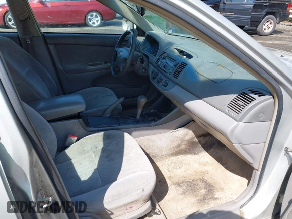 2003 Toyota Camry LE z VIN 4T1BF32K93U053750, wystawiony jako IAAI lot #41930830 z przebiegiem Nie podano mil oraz . Historia ofert i sprzedaży dostępna na DreamBid. Obrazek 5.