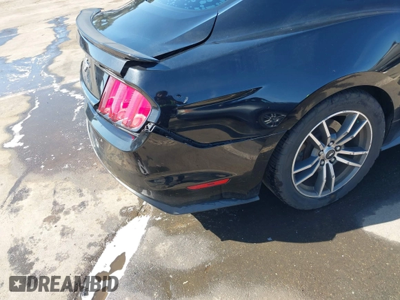 2015 Ford Mustang EcoBoost z VIN 1FA6P8TH4F5377048, wystawiony jako IAAI lot #42234256 z przebiegiem 160 455 mil mil oraz . Historia ofert i sprzedaży dostępna na DreamBid. Obrazek 20.
