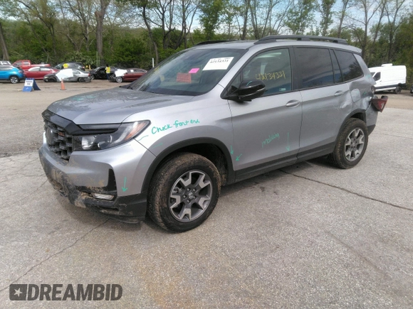 2023 Honda Passport TrailSport z VIN 5FNYF8H6XPB044222, wystawiony jako IAAI lot #42134331 z przebiegiem 19 026 mil mil oraz . Historia ofert i sprzedaży dostępna na DreamBid. Obrazek 2.