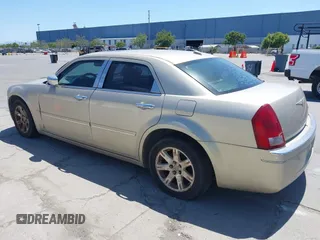 2005 Chrysler 300 Touring z VIN 2C3AA53G05H574466, wystawiony jako IAAI lot #42394595 z przebiegiem Nie podano mil oraz . Historia ofert i sprzedaży dostępna na DreamBid. Obrazek 3.