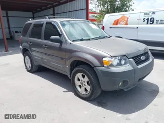 2005 Ford Escape XLT with VIN 1FMYU03175KD53760, listed as a IAAI auction lot 42124876 with 158,706 mi miles. Bid and sale history available at carsss.com. Image 1.