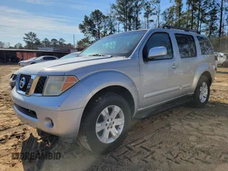 2006 Nissan Pathfinder SE z VIN 5N1AR18U46C627598, wystawiony jako IAAI lot #41527404 z przebiegiem 124 763 mil mil oraz . Historia ofert i sprzedaży dostępna na DreamBid. Obrazek 2.