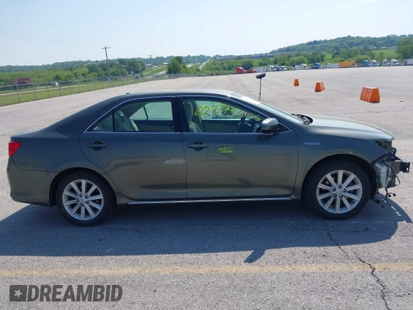 2012 Toyota Camry XLE z VIN 4T1BD1FK7CU037762, wystawiony jako IAAI lot #42253606 z przebiegiem 130 888 mil mil oraz . Historia ofert i sprzedaży dostępna na DreamBid. Obrazek 14.
