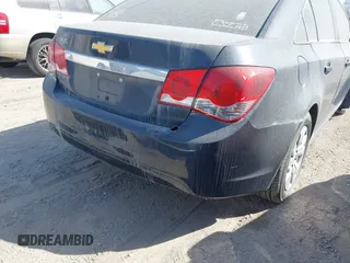 2015 Chevrolet Cruze LS z VIN 1G1PA5SG4F7236064, wystawiony jako IAAI lot #39160732 z przebiegiem 112 136 mil mil oraz . Historia ofert i sprzedaży dostępna na DreamBid. Obrazek 3.