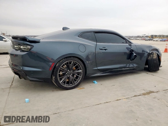 2023 Chevrolet Camaro ZL1 z VIN 1G1FK1R66P0100964, wystawiony jako Copart lot #45670485 z przebiegiem 28 165 mil mil oraz Szkody całkowita. Historia ofert i sprzedaży dostępna na DreamBid. Obrazek 3.