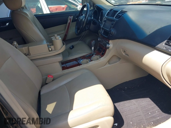 2013 Toyota Highlander Limited z VIN 5TDDK3EH1DS184444, wystawiony jako IAAI lot #42237051 z przebiegiem 247 444 mil mil oraz . Historia ofert i sprzedaży dostępna na DreamBid. Obrazek 5.