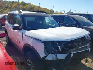 2023 Ford Bronco Sport Badlands z VIN 3FMCR9D93PRD33699, wystawiony jako IAAI lot #40632148 z przebiegiem 21 363 mil mil oraz . Historia ofert i sprzedaży dostępna na DreamBid. Obrazek 1.