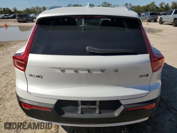 2025 Volvo XC40 Core Bright Theme z VIN YV4L12UJ3S2450867, wystawiony jako Copart lot #82123154 z przebiegiem Nie podano mil oraz Nie do naprawy • Non repairable. Historia ofert i sprzedaży dostępna na DreamBid. Obrazek 6.