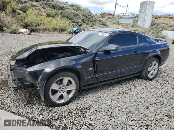 2006 Ford Mustang GT Deluxe z VIN 1ZVFT82H765214771, wystawiony jako Copart lot #56602605 z przebiegiem 125 315 mil mil oraz Szkoda całkowita • Salvage title. Historia ofert i sprzedaży dostępna na DreamBid. Obrazek 1.
