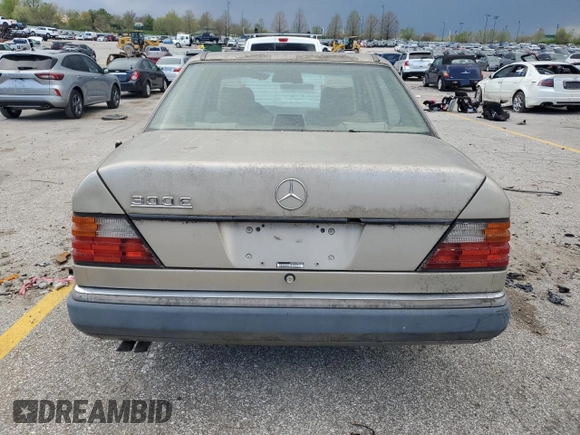 1992 Mercedes-Benz 300 with VIN WDBEA30E0NB570638, listed as a Copart auction lot 52357325 with 122,782 mi miles and Clean Title. Bid and sale history available at DreamBid. Image 6.