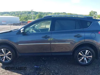 2018 Toyota RAV4 XLE z VIN JTMWFREV1JJ197662, wystawiony jako IAAI lot #42167382 z przebiegiem 64 826 mil mil oraz . Historia ofert i sprzedaży dostępna na DreamBid. Obrazek 14.