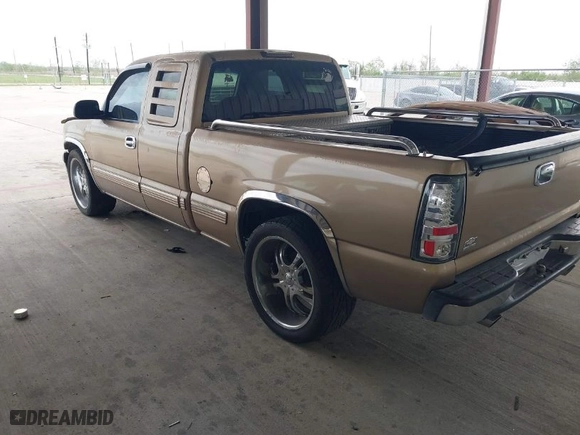 2001 Chevrolet Silverado 1500 LS with VIN 2GCEC19V411218420, listed as a IAAI auction lot 41900589 with 209,953 mi miles. Bid and sale history available at carsss.com. Image 3.