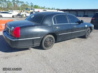 2010 Lincoln Town Car Signature Limited with VIN 2LNBL8CV0AX751720, listed as a IAAI auction lot 41844054 with 495,087 mi miles. Bid and sale history available at carsss.com. Image 4.
