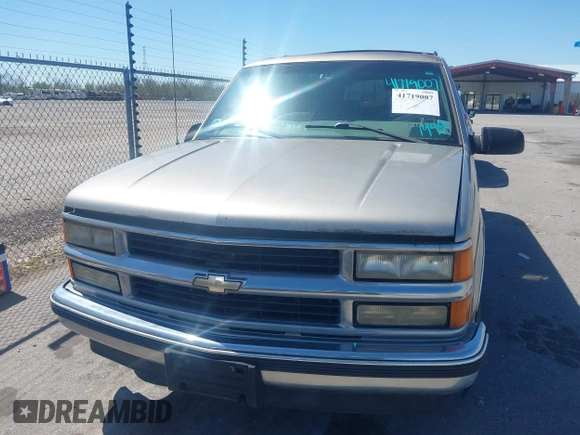 1999 Chevrolet Suburban with VIN 3GNEC16R9XG253081, listed as a IAAI auction lot 41719007 with 196,884 mi miles. Bid and sale history available at carsss.com. Image 6.