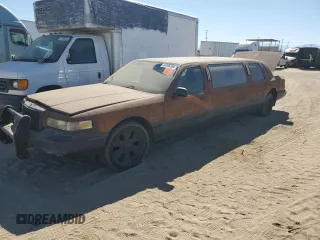 1997 Lincoln Town Car Executive z VIN 1LNLM81W0VY678786, wystawiony jako Copart lot #64906284 z przebiegiem Nie podano mil oraz Szkody całkowita. Historia ofert i sprzedaży dostępna na DreamBid. Obrazek 1.